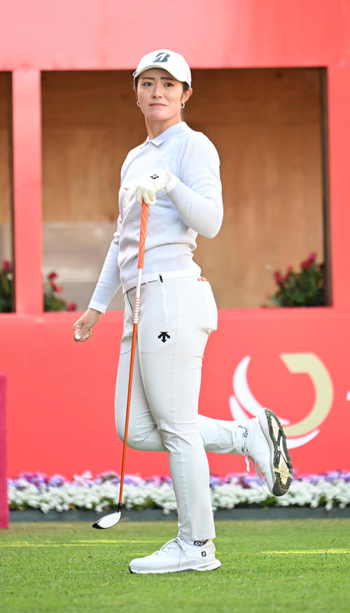 1番、ティーショットの打球を見る渡辺彩香（撮影・和賀正仁）