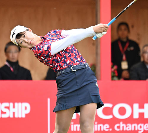 1番、ティーショットを打つ稲垣那奈子（撮影・和賀正仁）