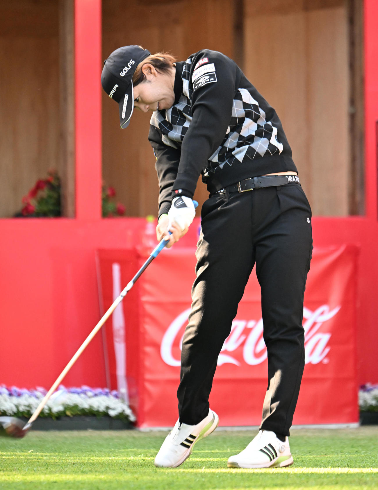 1番、ティーショットを打つ穴井詩（撮影・和賀正仁）