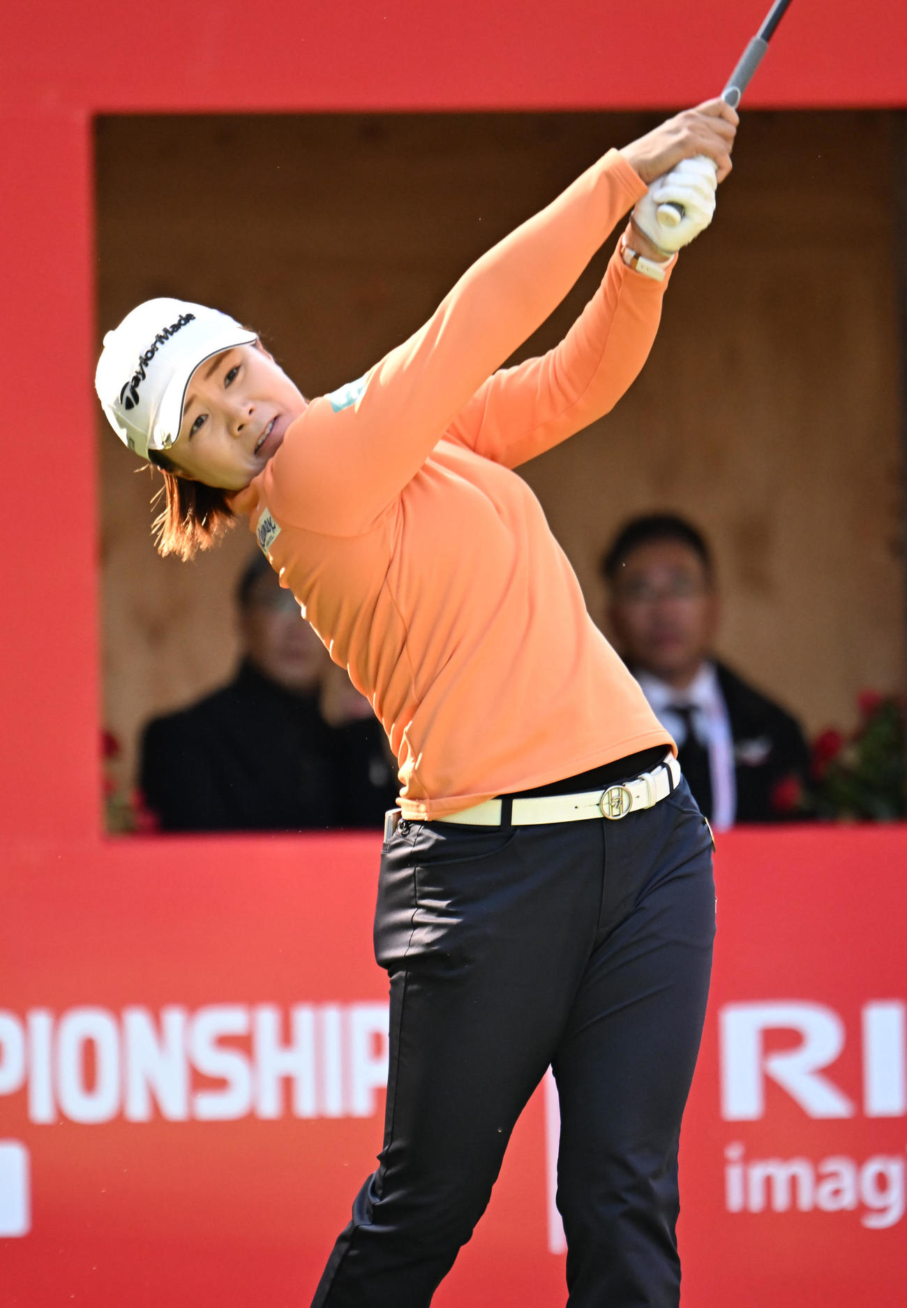 1番、ティーショットを打つ永峰咲希（撮影・和賀正仁）