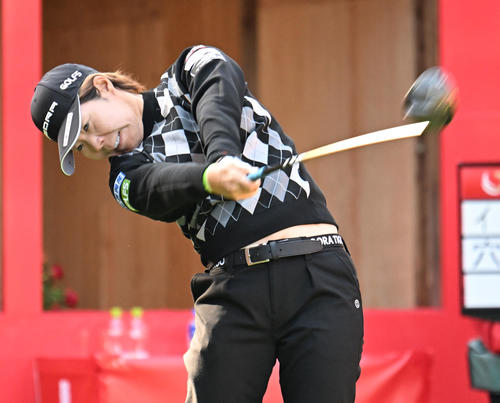 1番、ティーショットを打つ穴井詩（撮影・和賀正仁）