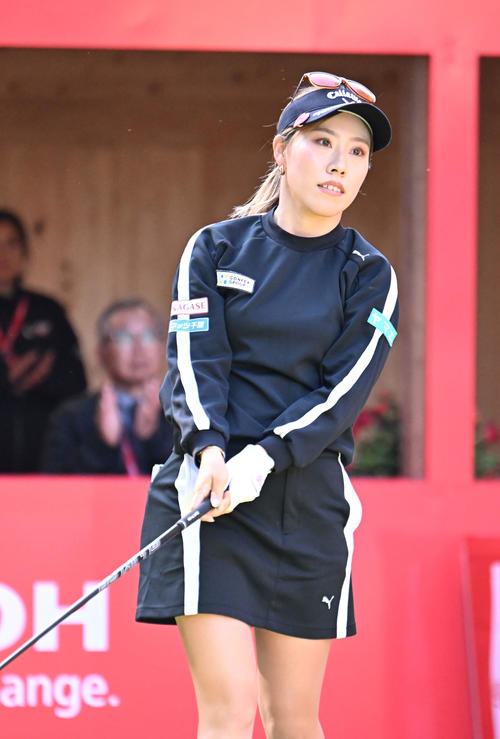 1番、ティーショットを打つ木村彩子（撮影・和賀正仁）