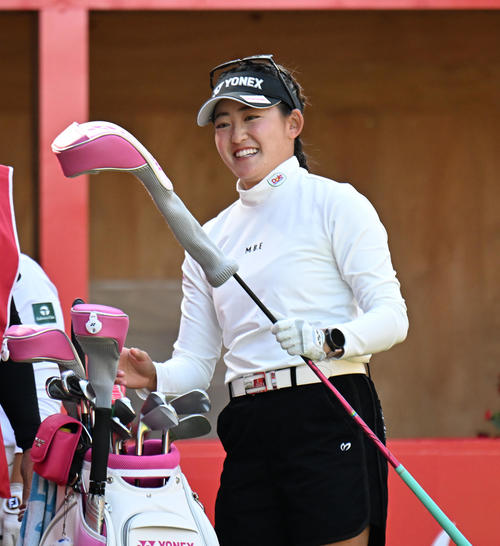 1番、笑顔でスタートする岩井千怜（撮影・和賀正仁）
