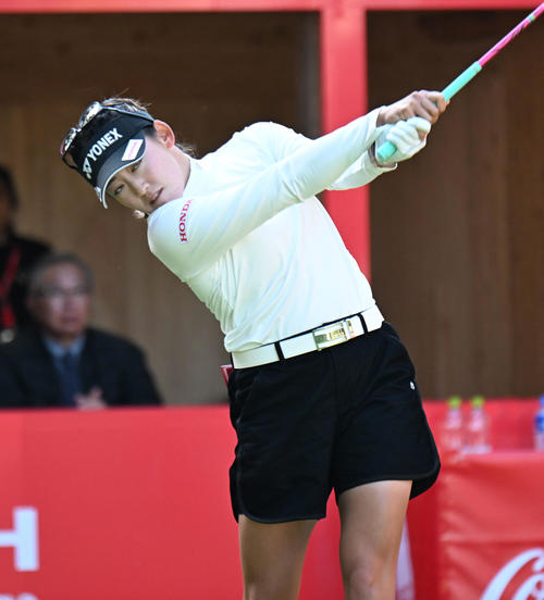 1番、ティーショットを打つ岩井千怜（撮影・和賀正仁）