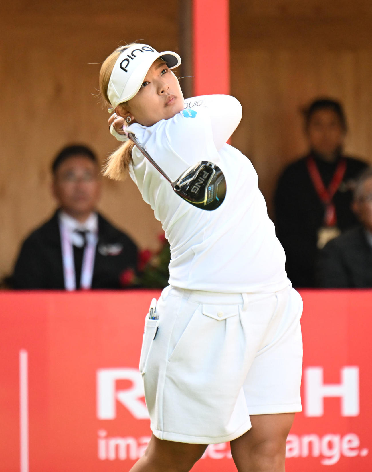 1番、ティーショットを打つ鈴木愛（撮影・和賀正仁）