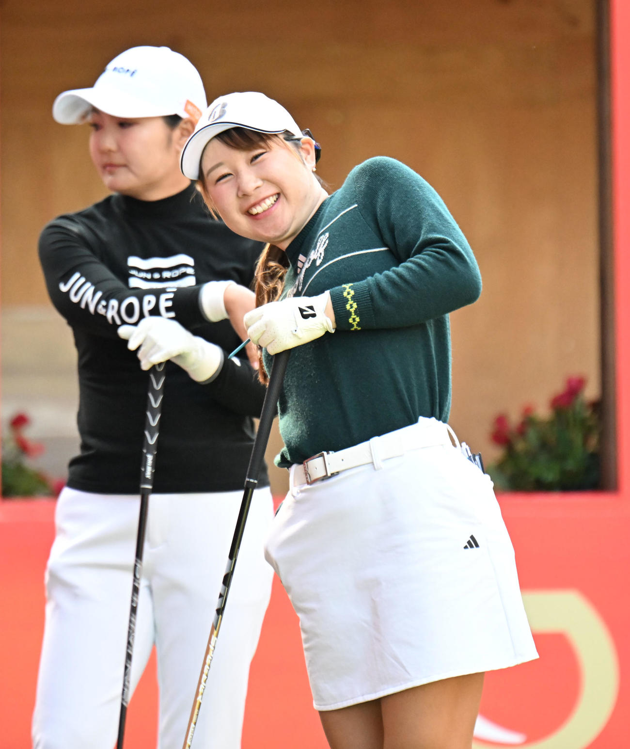 1番、笑顔でスタートする荒木優奈（撮影・和賀正仁）