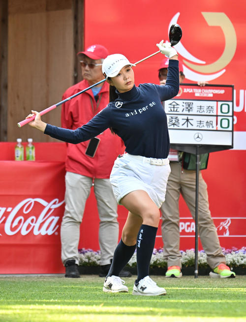1番、ウオームアップする金沢志奈（撮影・和賀正仁）