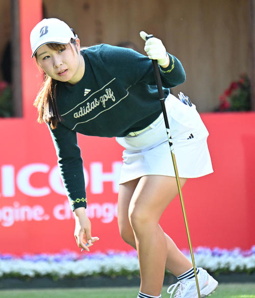 1番、ティーショットを打つ荒木優奈（撮影・和賀正仁）