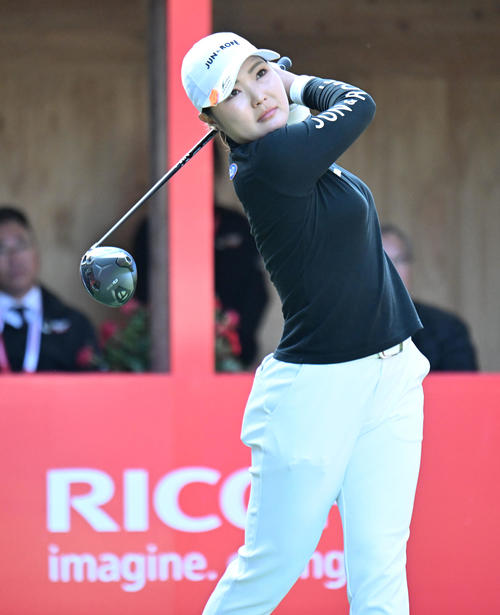1番、ティーショットを打つ高橋彩華（撮影・和賀正仁）