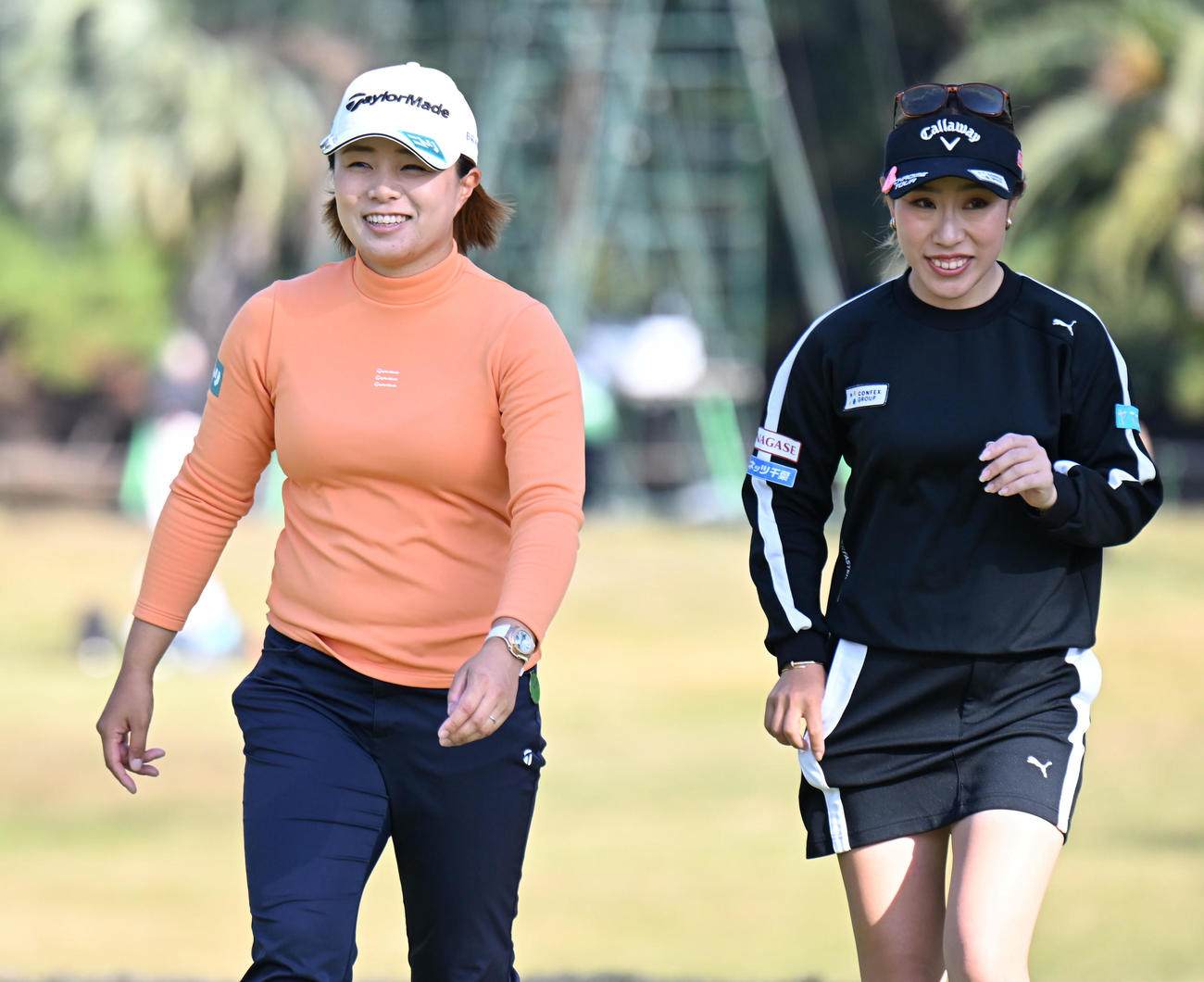 18番、笑顔でホールアウトする永峰咲希、右は木村彩子（撮影・和賀正仁）