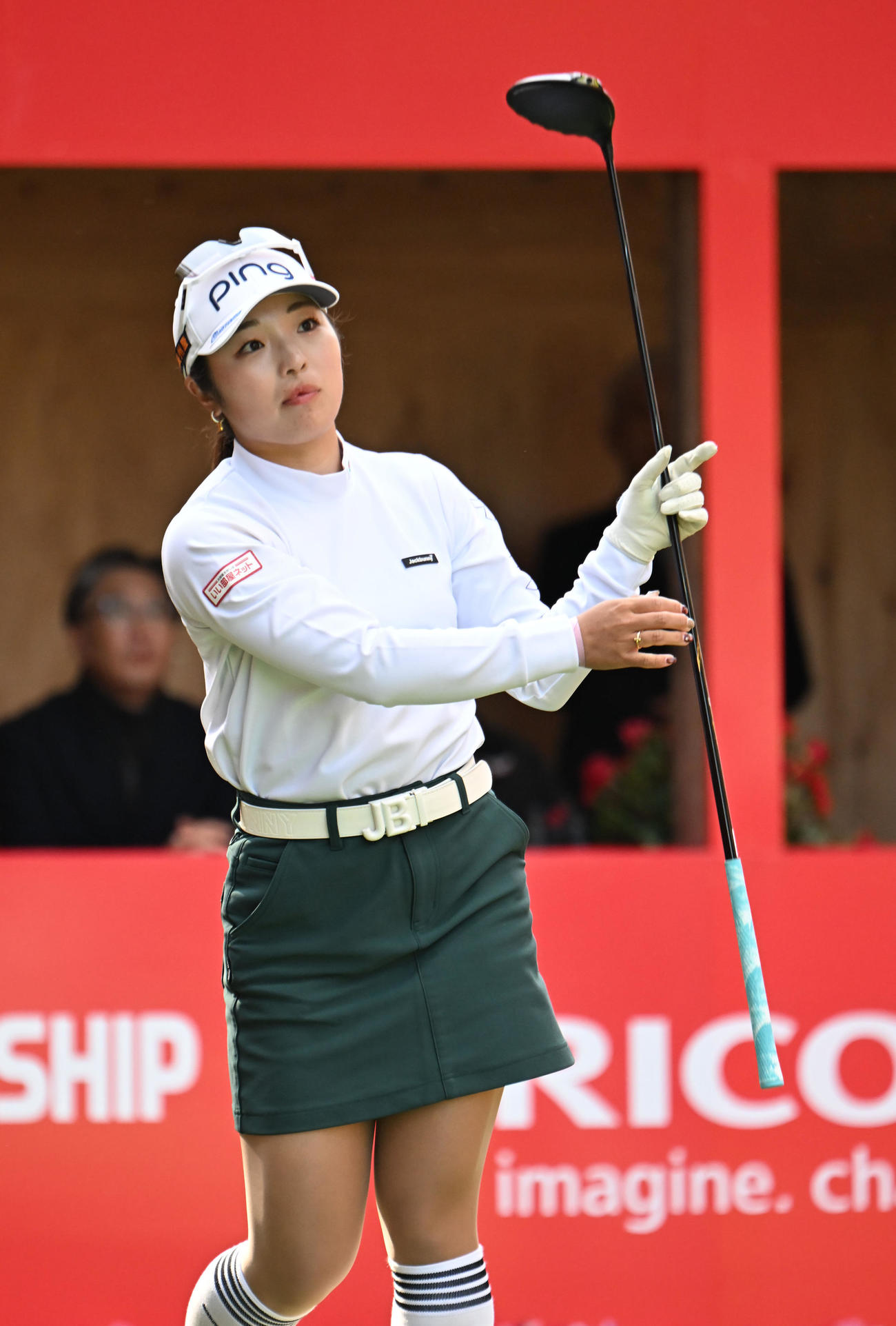 1番、ティーショットを打つ佐久間朱莉（撮影・和賀正仁）