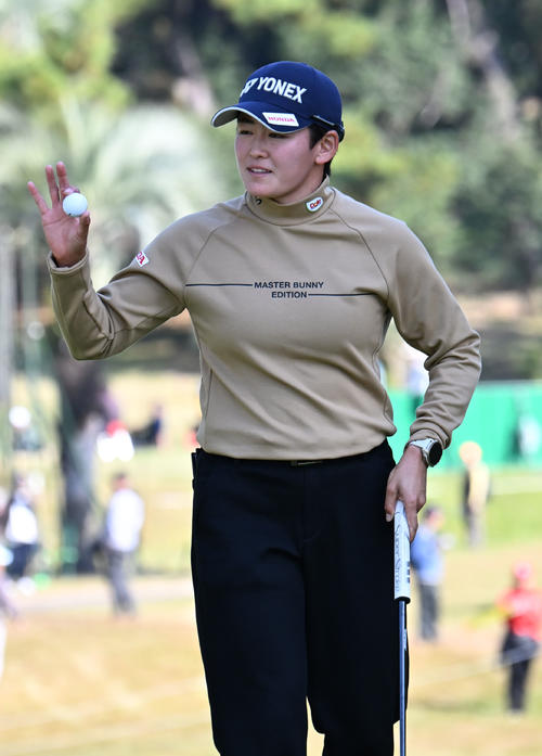 18番、ギャラリーの拍手に応える岩井明愛（撮影・和賀正仁）