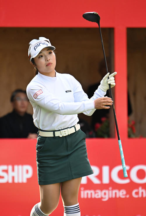 1番、ティーショットを打つ佐久間朱莉（撮影・和賀正仁）