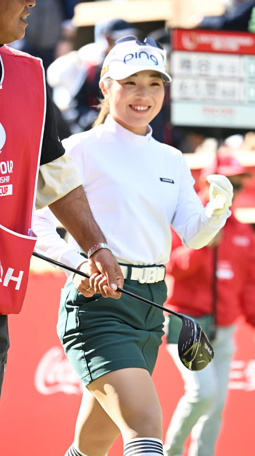 1番、笑顔でスタートする佐久間朱莉（撮影・和賀正仁）