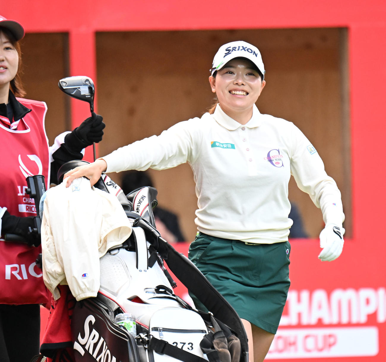 1番、笑顔でスタートする勝みなみ（撮影・和賀正仁）
