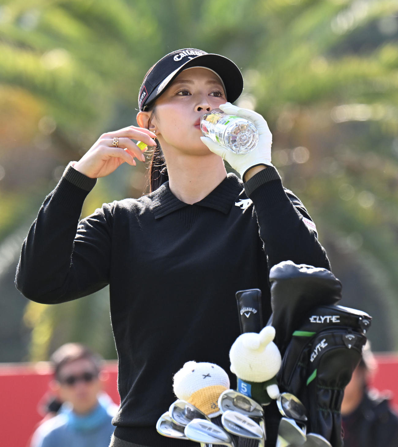16番、グリーンを待つ間、水分補給する柏原明日架（撮影・和賀正仁）