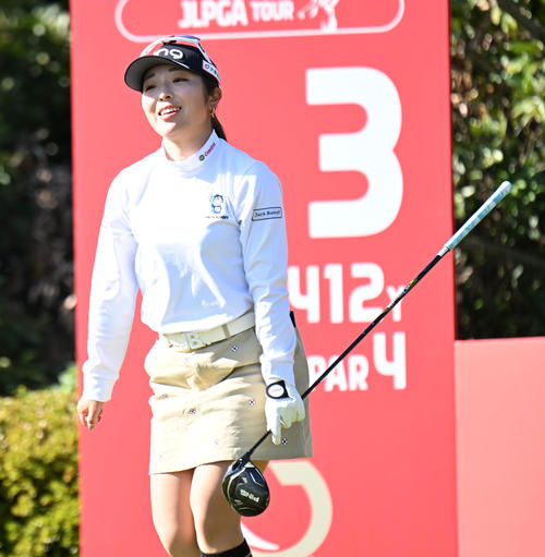 3番、ティーショットの行方を見る佐久間朱莉（撮影・和賀正仁）