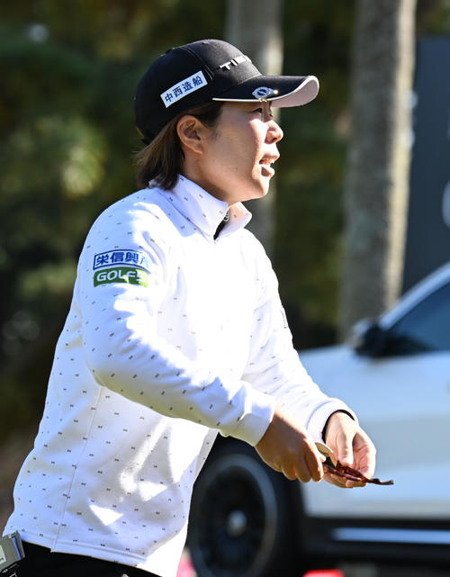 18番、ホールアウトする穴井詩（撮影・和賀正仁）