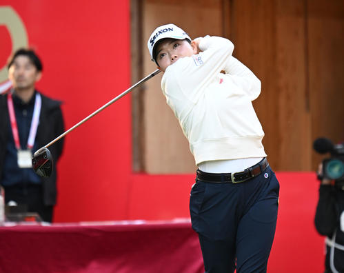 1番、ティーショットをフェアウエーに打つ勝みなみ（撮影・和賀正仁）