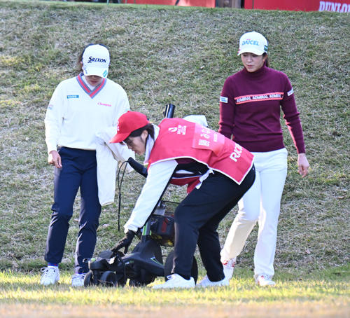 1番、勝みなみ（左）のカートが坂で転倒しゴルフバッグが外れる（撮影・和賀正仁）