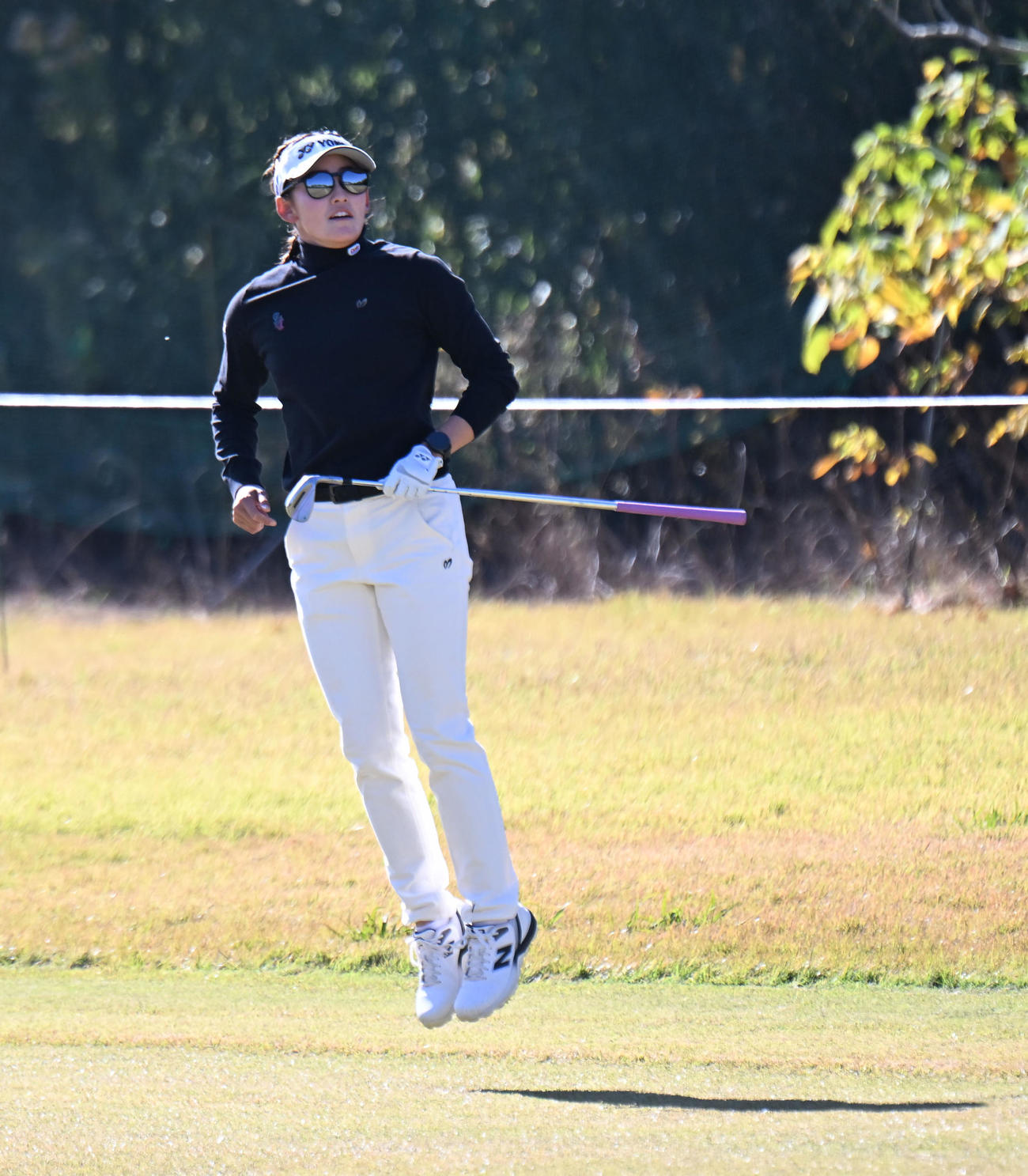 2番、グリーンのボールの位置をジャンプして確認する岩井千怜（撮影・和賀正仁）