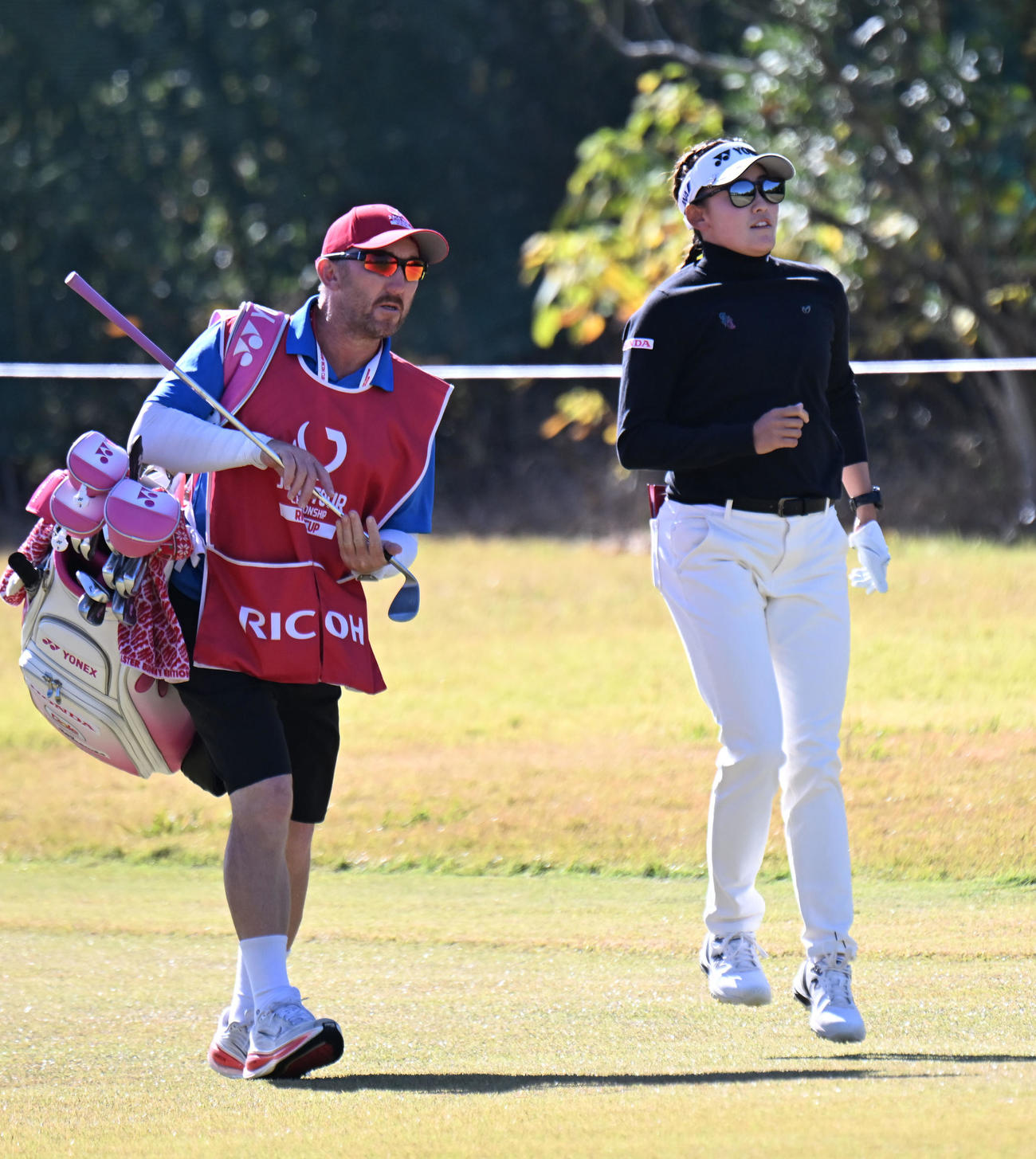 2番、グリーンのボールの位置をジャンプして確認する岩井千怜（撮影・和賀正仁）