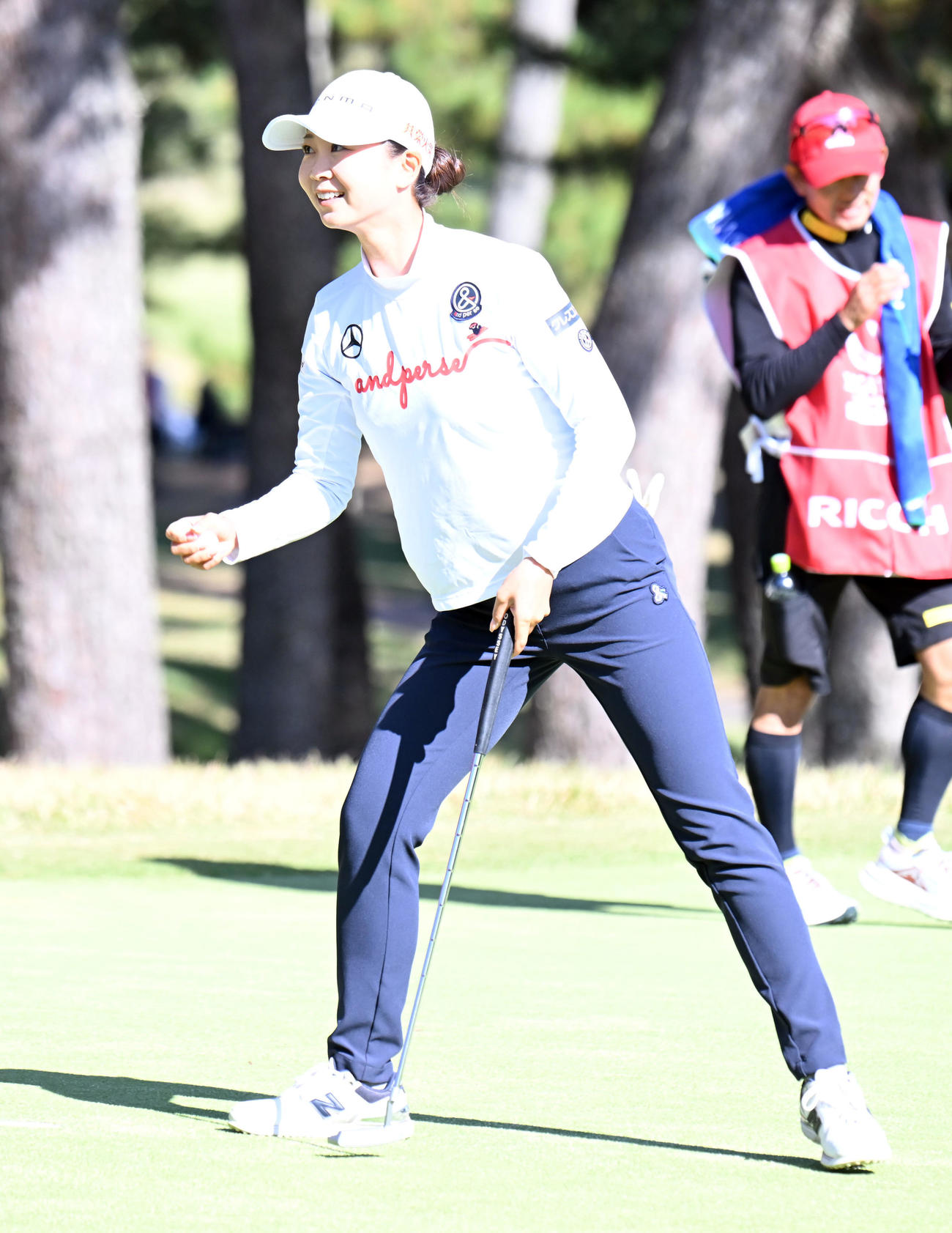 18番、パーをセーブし笑顔の金沢志奈（撮影・和賀正仁）