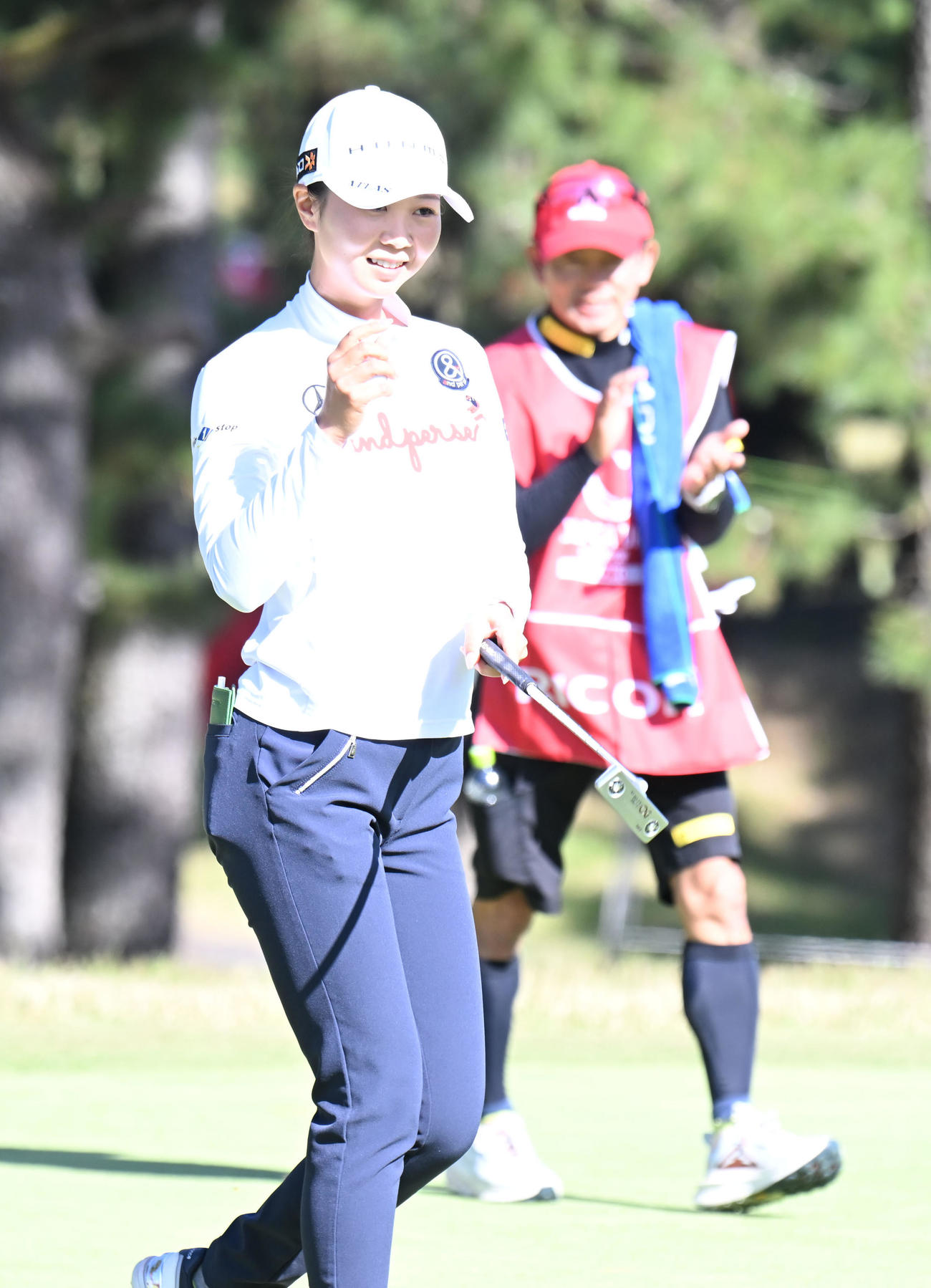 18番、パーをセーブし笑顔の金沢志奈（撮影・和賀正仁）