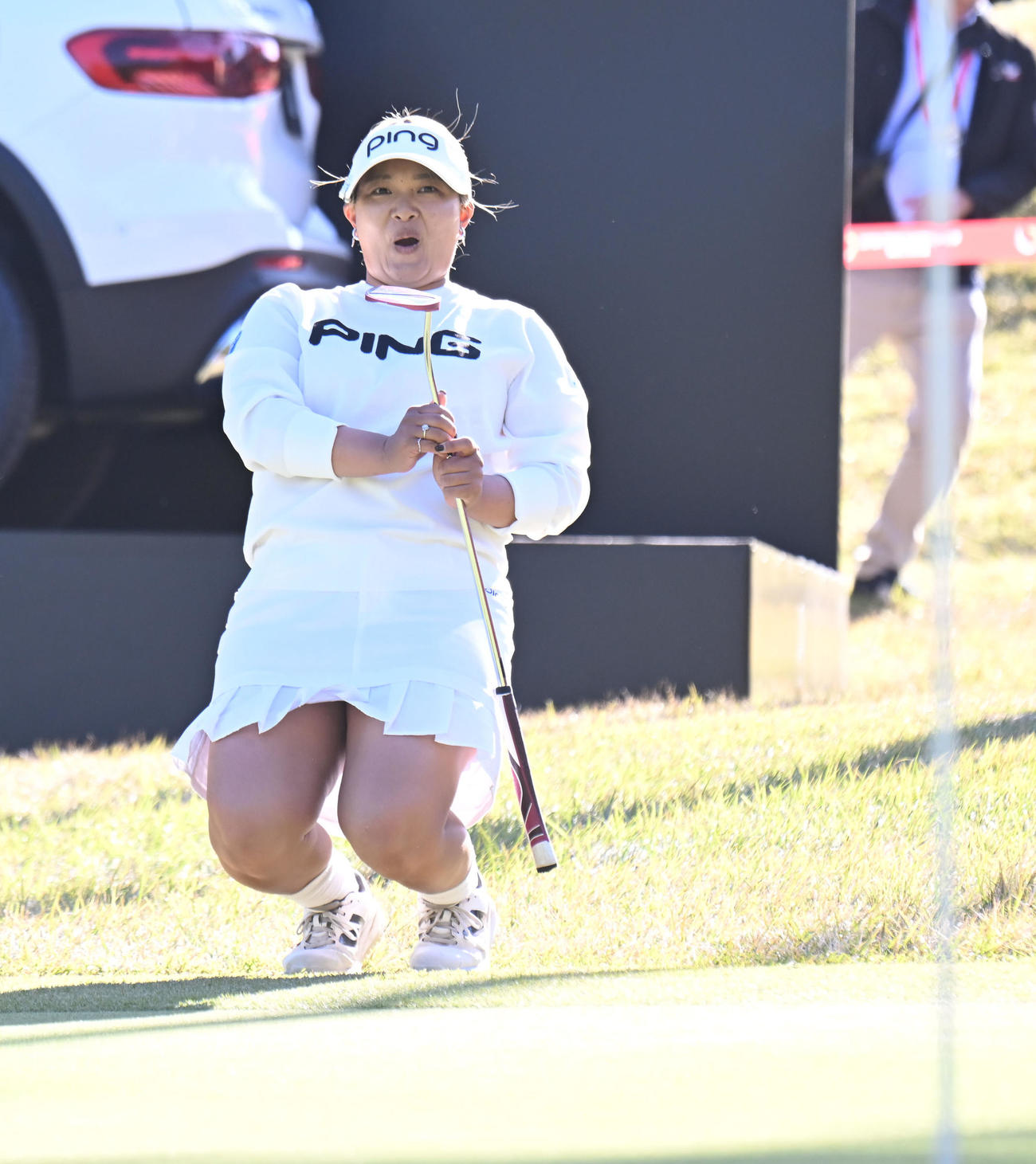 18番、バーディーパットがわずかに外れ悔しがる鈴木愛（撮影・和賀正仁）