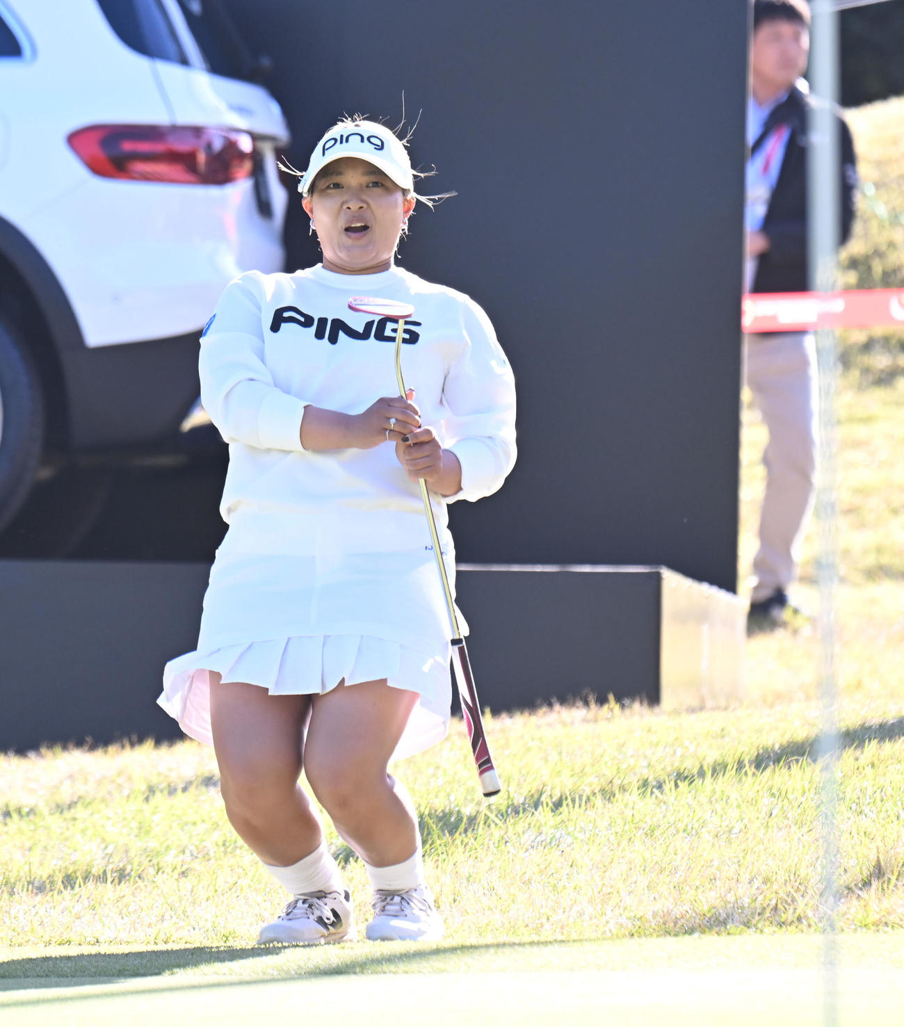 18番、バーディーパットがわずかに外れ悔しがる鈴木愛（撮影・和賀正仁）