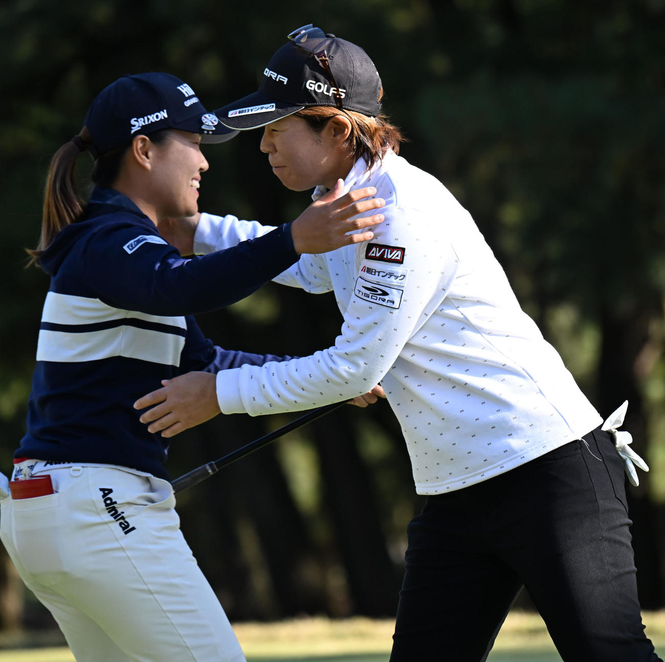 18番、ホールアウトし健闘をたたえ合う畑岡奈紗（左）と穴井詩（撮影・和賀正仁）