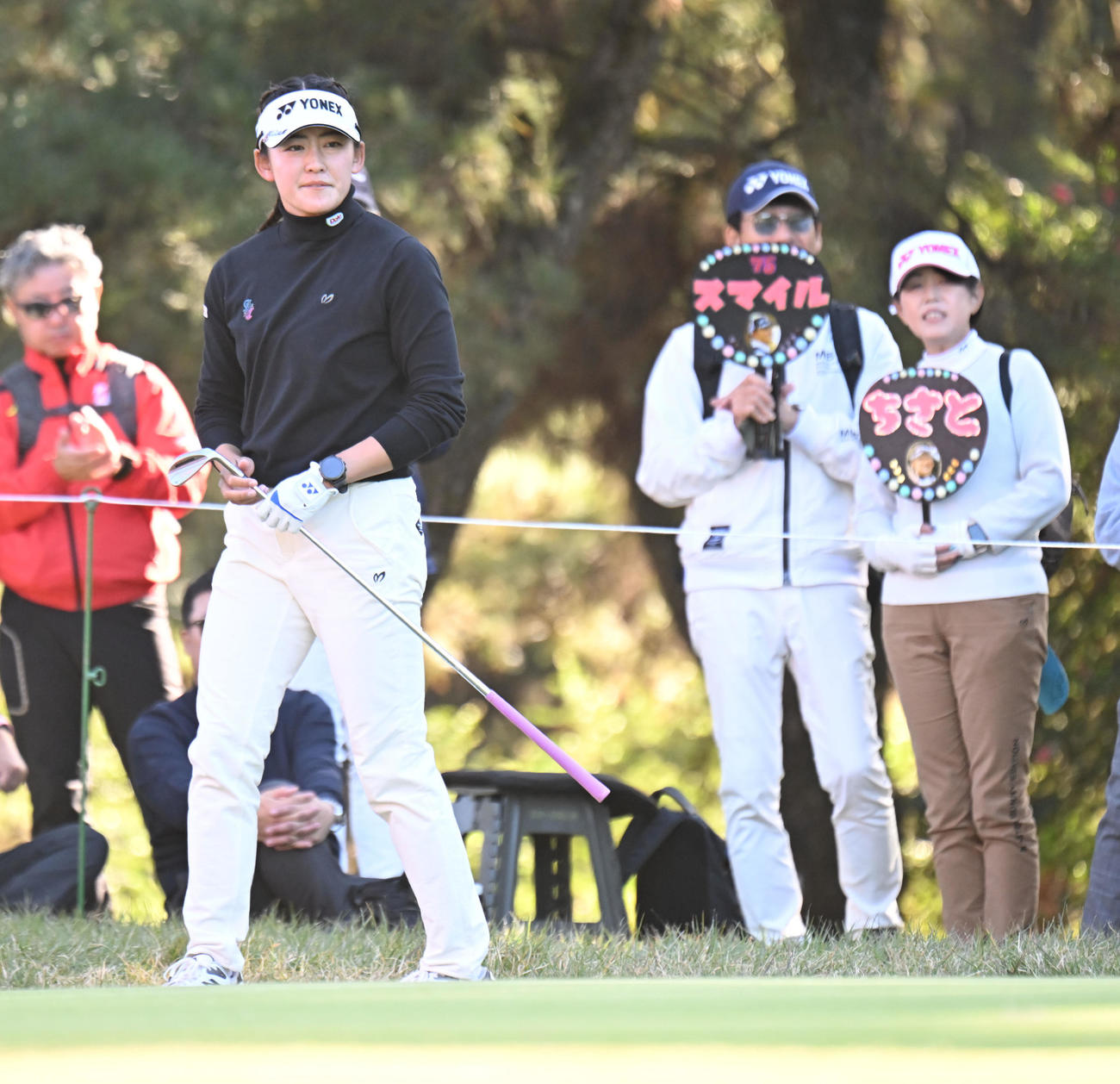 17番、うちわを持つファンを背にアプローチを寄せる岩井千怜（撮影・和賀正仁）