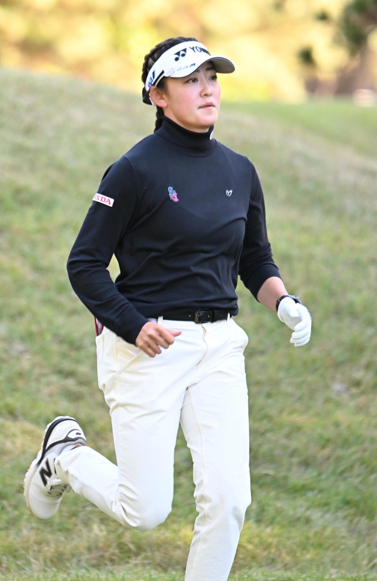 18番、ティーグラウンドから駆け下りる岩井千怜（撮影・和賀正仁）