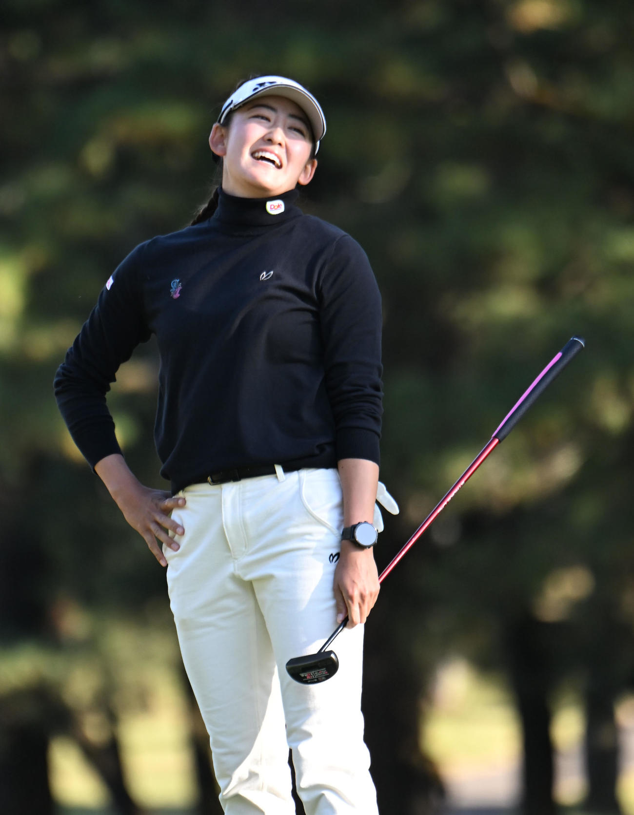 18番、パットを打ちきれず苦笑いの岩井千怜（撮影・和賀正仁）