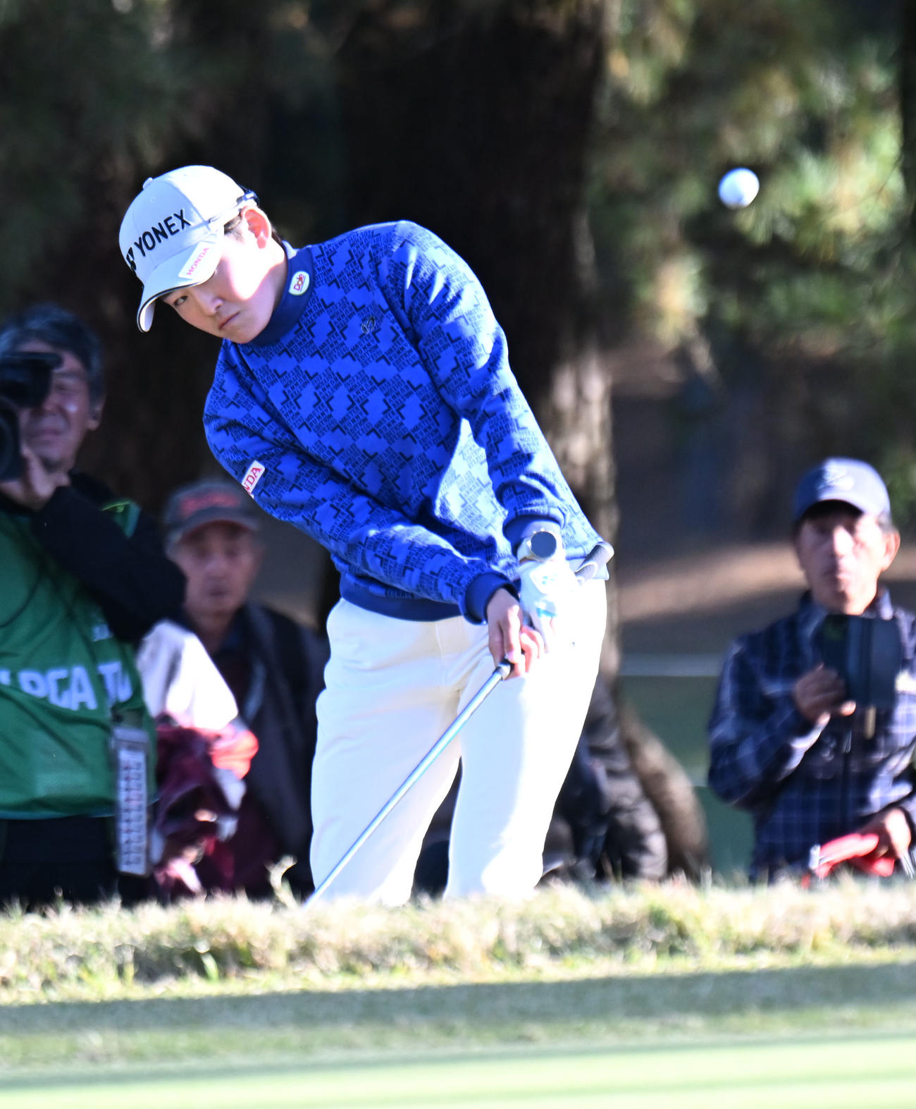 18番、第3打でピンに寄せる岩井明愛（撮影・和賀正仁）