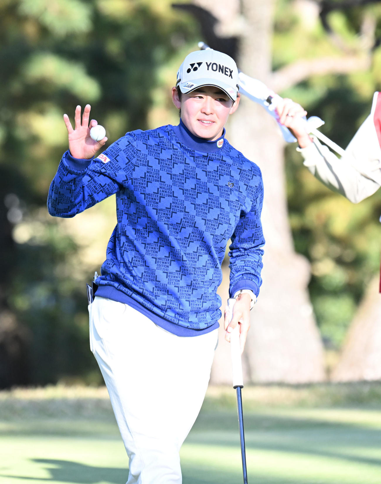 18番、ギャラリーの声援に応える岩井明愛（撮影・和賀正仁）