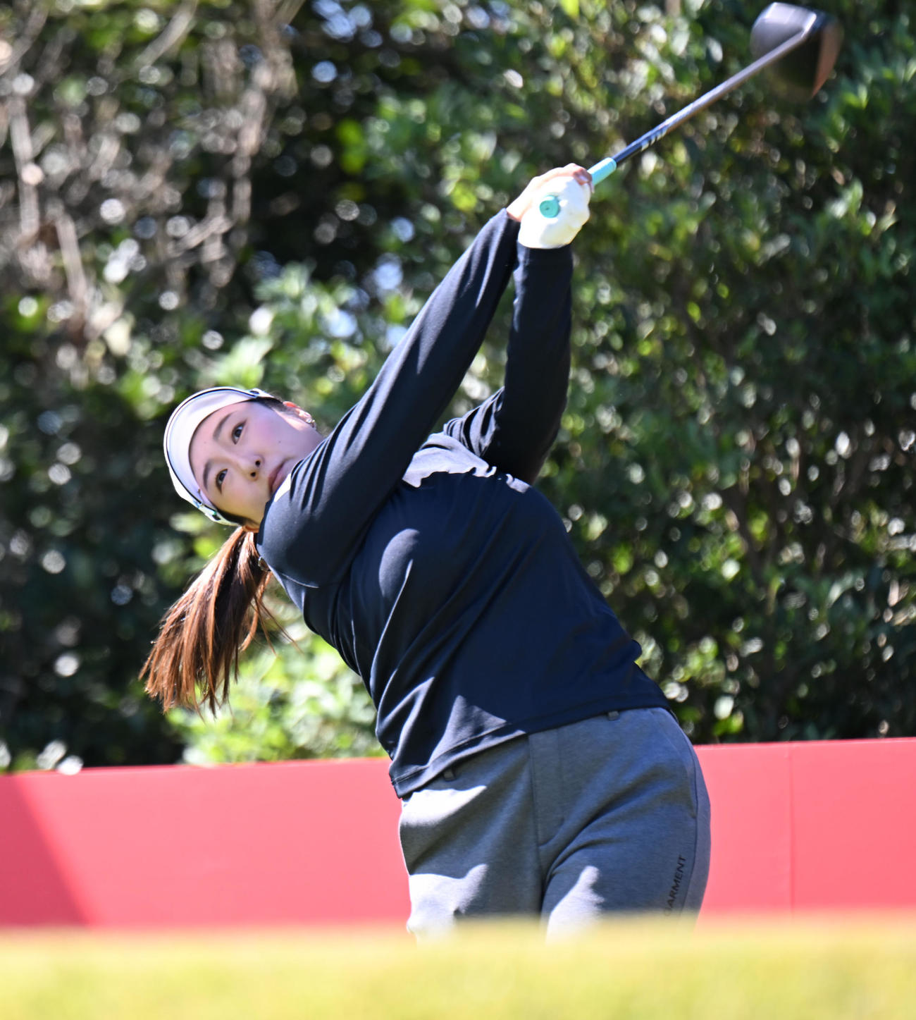 3番、ティーショットを打つ阿部未悠（撮影・和賀正仁）