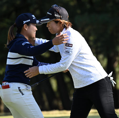18番、ホールアウトし健闘をたたえ合う畑岡奈紗（左）と穴井詩（撮影・和賀正仁）