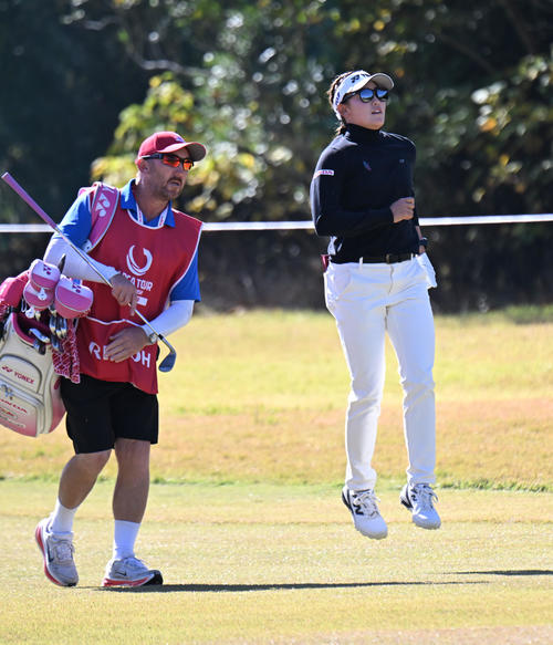 2番、グリーンのボールの位置をジャンプして確認する岩井千怜（撮影・和賀正仁）