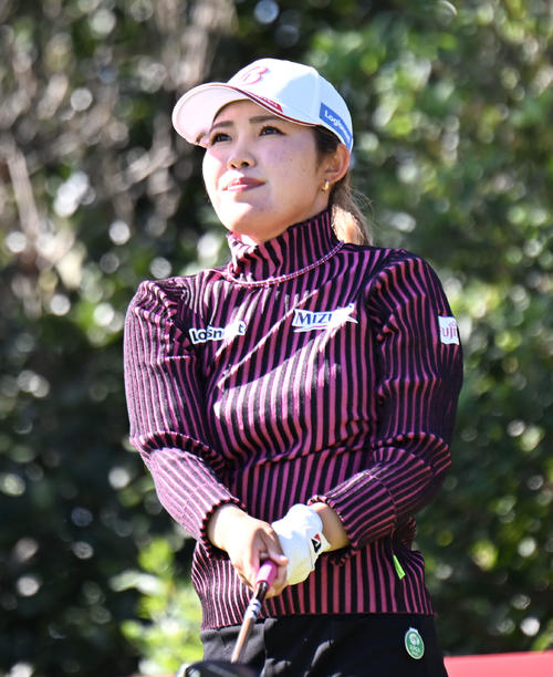 3番、ティーショットを打つ古江彩佳（撮影・和賀正仁）