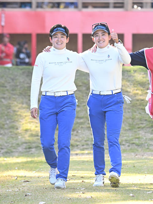 1番、笑顔で仲良くスタートする岩井明愛(左)と岩井千怜(撮影・和賀正仁)