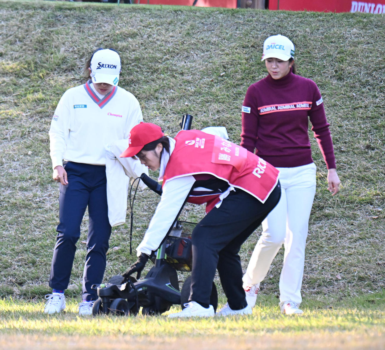 1番、勝みなみ（左）のカートが坂で転倒しゴルフバッグが外れる（撮影・和賀正仁）