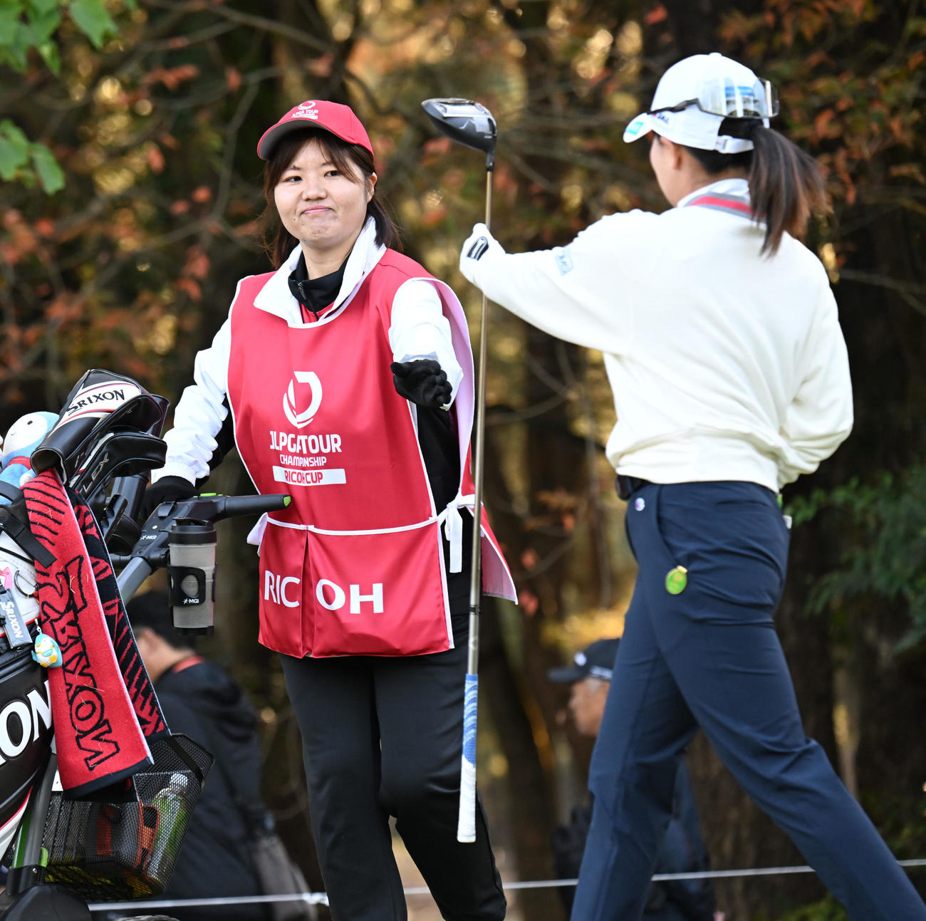 1番、勝みなみのキャディーもバーディーにほっと一息（撮影・和賀正仁）