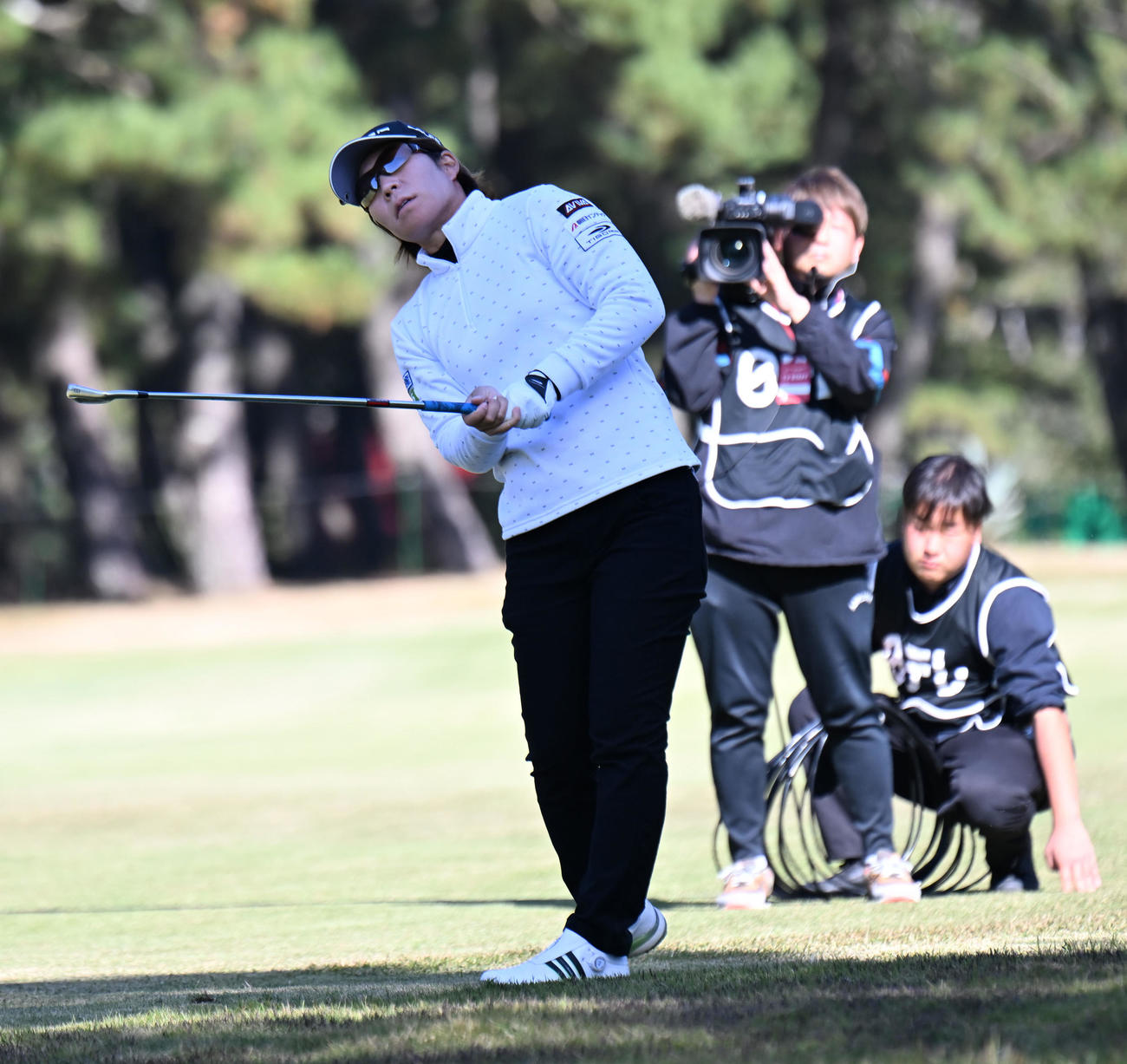 15番、第2打を放つ穴井詩（撮影・和賀正仁）