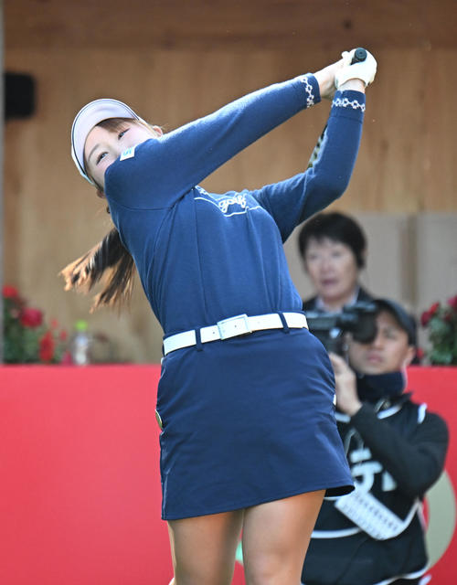 1番、ティーショットを打つ荒木優奈（撮影・和賀正仁）