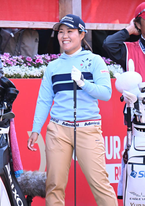1番、ティーグラウンドで笑顔を見せる畑岡奈紗（撮影・和賀正仁）