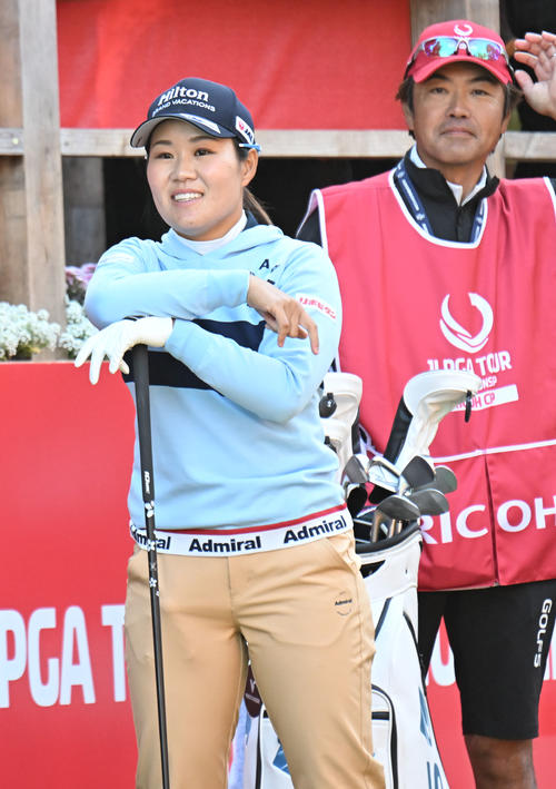 1番、ティーグラウンドで笑顔を見せる畑岡奈紗（撮影・和賀正仁）
