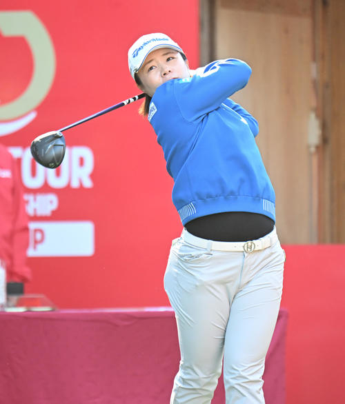 1番、ティーショットを打つ永峰咲希（撮影・和賀正仁）
