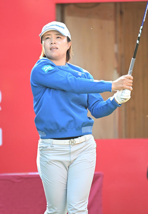 1番、ティーショットを打つ永峰咲希（撮影・和賀正仁）