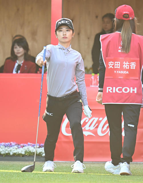 1番、ウオームアップする安田祐香（撮影・和賀正仁）